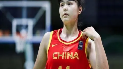 孔帕尼获球员拥戴，接棒前任成榜样，媒体称赞其风范